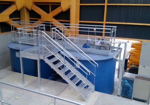 FAB Aerowet para preparación de polímeros sólidos con tanques  de 15.000L y pasarelas  galvanizadas
